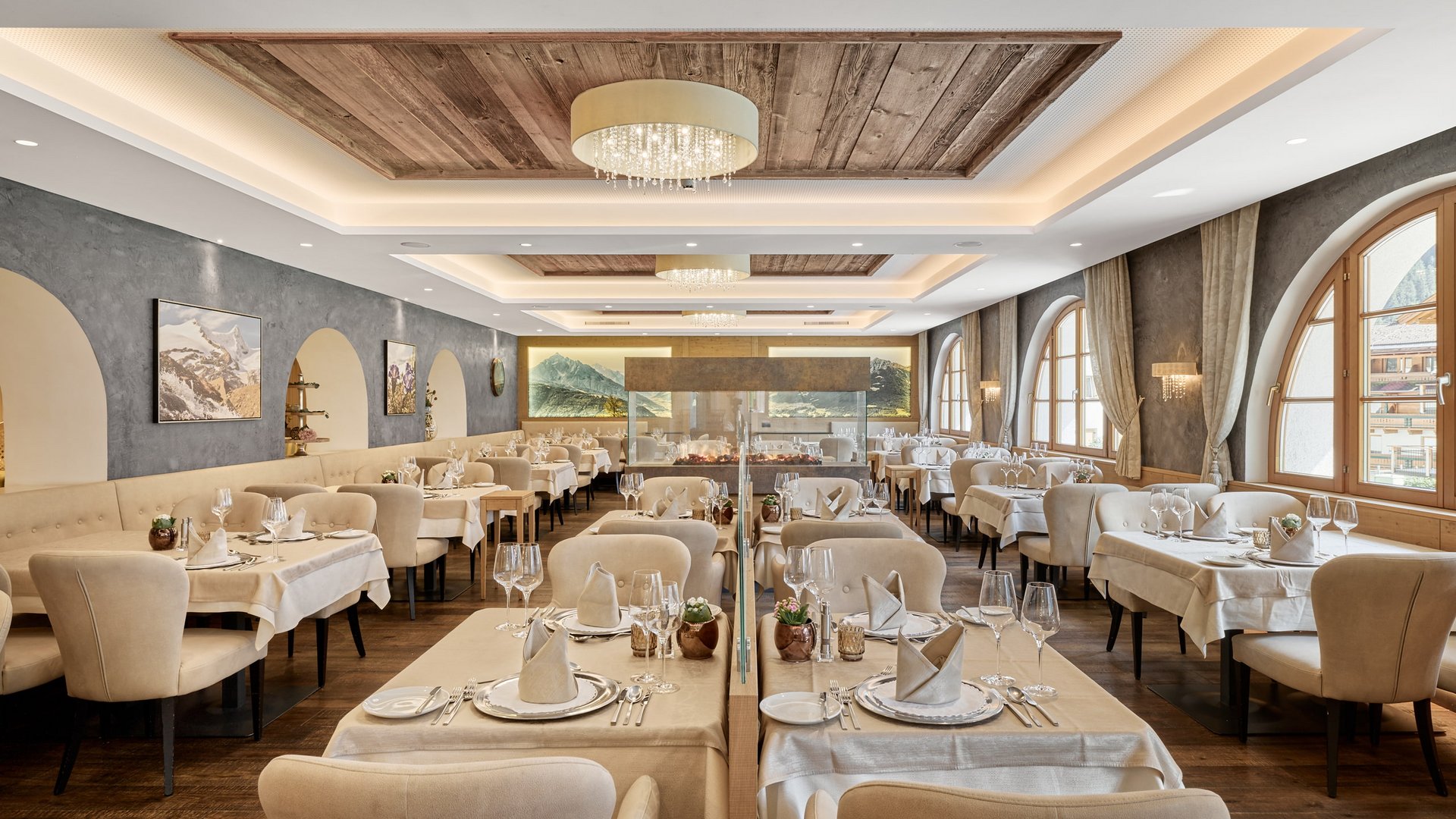 Stubaital: das Hotel mit Pool Elegantes Restaurant mit gedeckten Tischen und beigen Stühlen