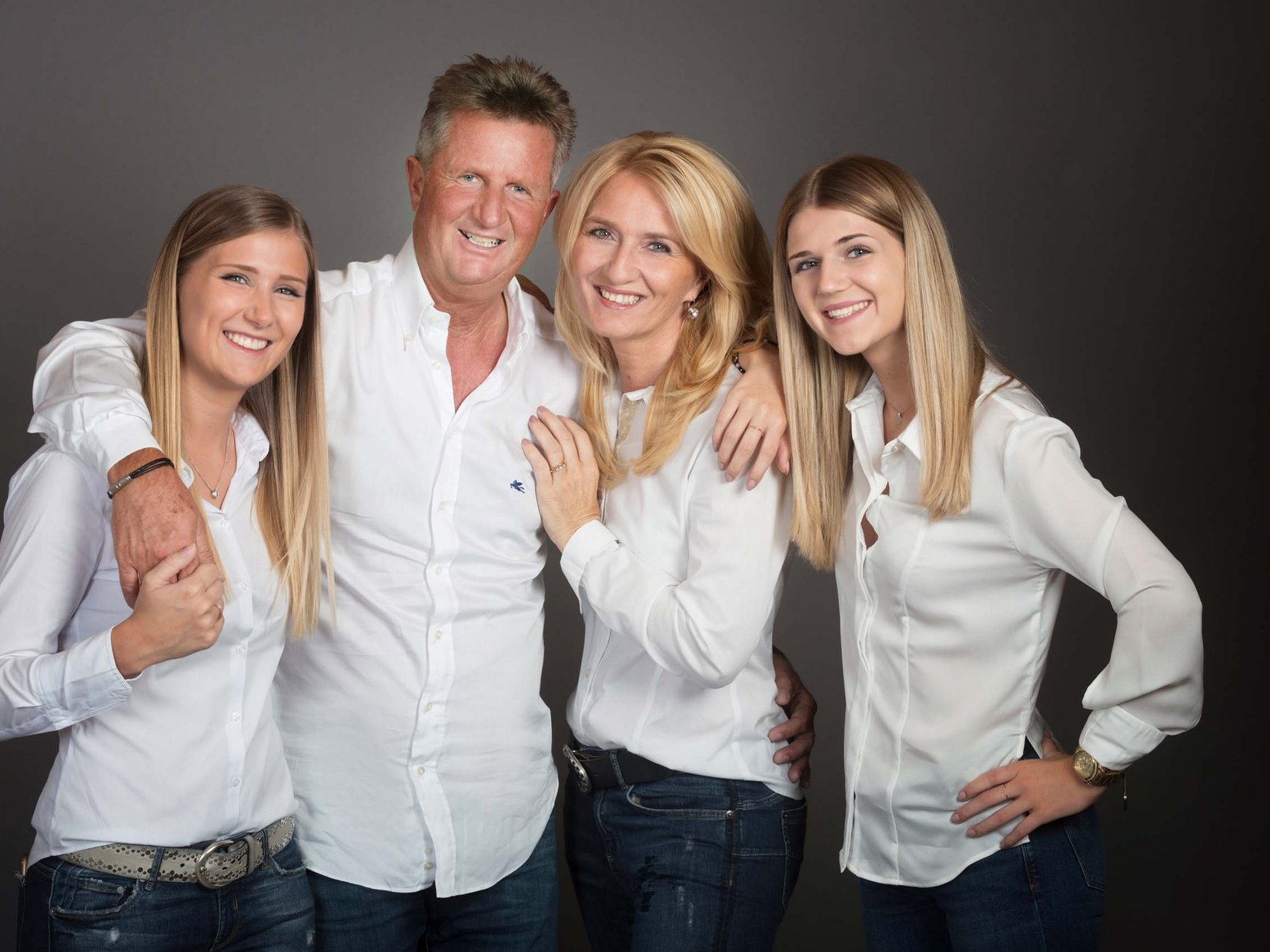 Stubaital: das Hotel mit Pool Glückliche Familie mit Vater, Mutter und zwei Töchtern in weißen Hemden