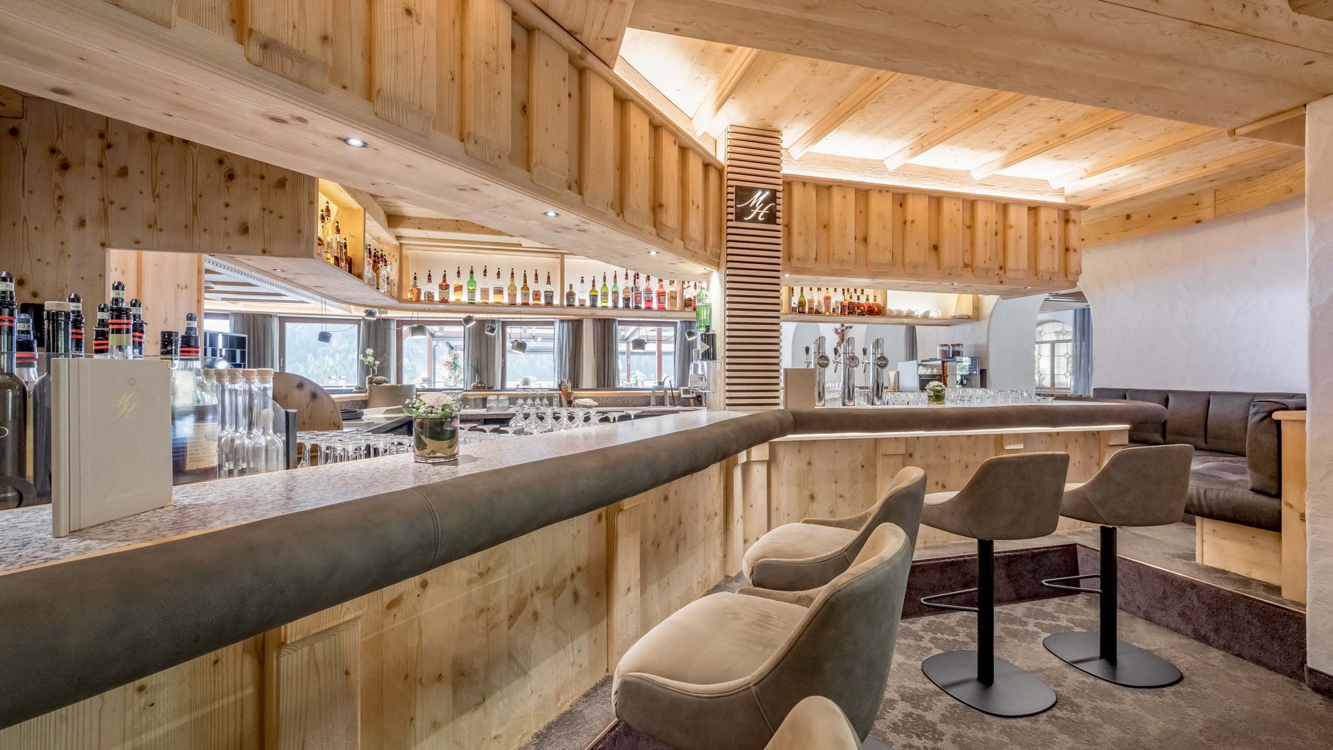 Stubaital: das Hotel mit Pool Gemütliche Bar mit Holzmöbeln und hohen Barhockern